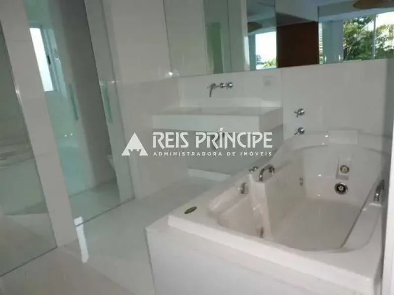 One-bedroom apartment in a building with a pool — photo 4
