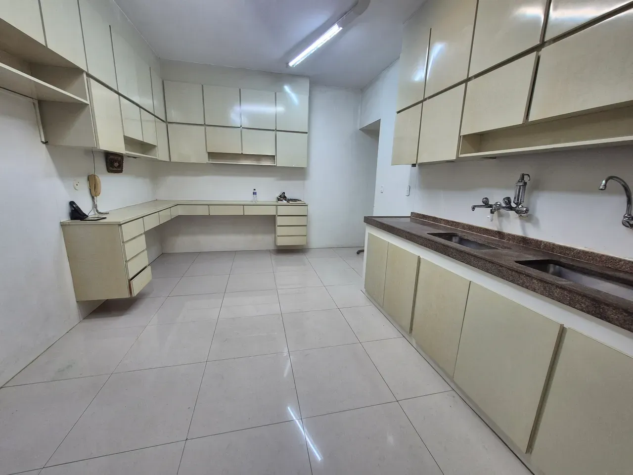 Bathtub in a 3-bedroom apartment, 165 m² — photo 19
