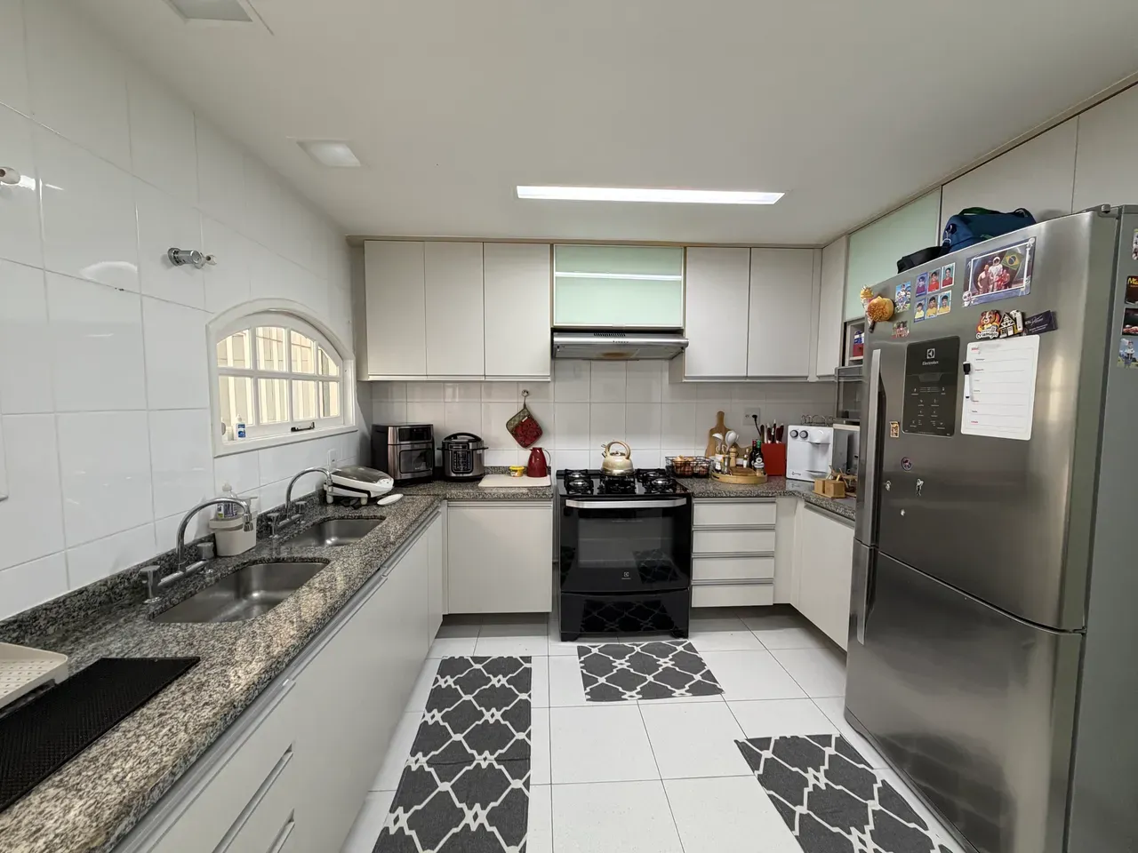Balcony with a grill in a 3-bedroom house, 160 m² — photo 23