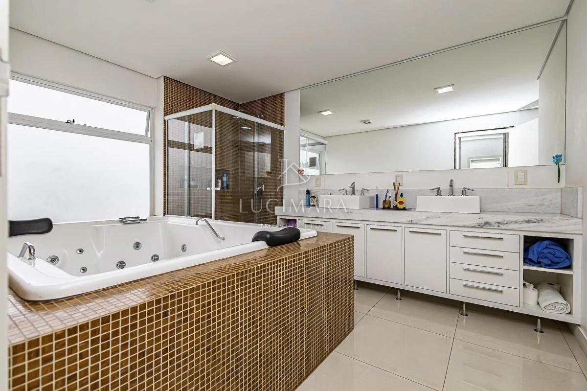 Bathtub in a 4-bedroom house, 400 m² — photo 29
