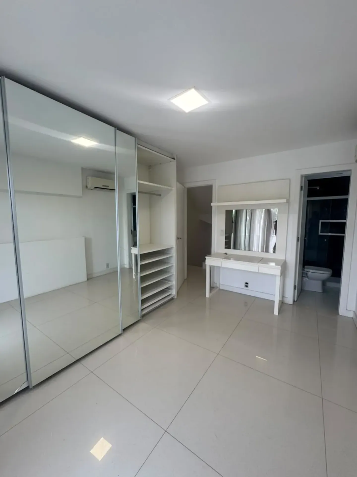 House, 300 m², with floor-to-ceiling windows — photo 5