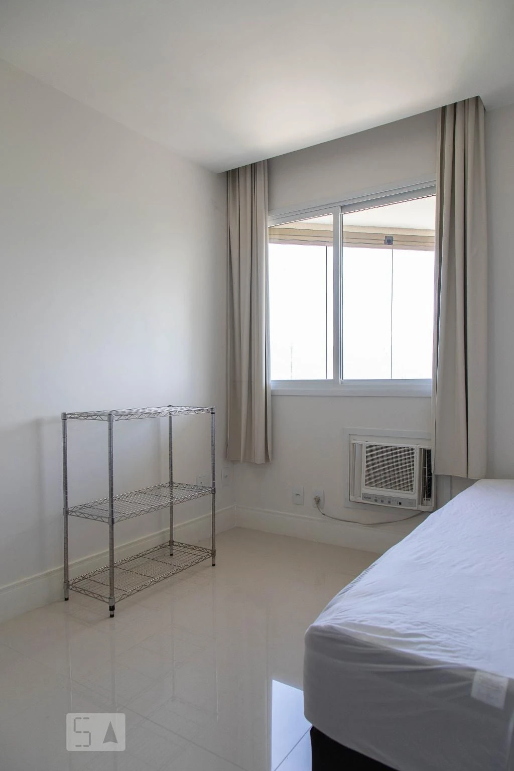 Balcony with a grill in a 2-bedroom apartment, 90 m² — photo 53