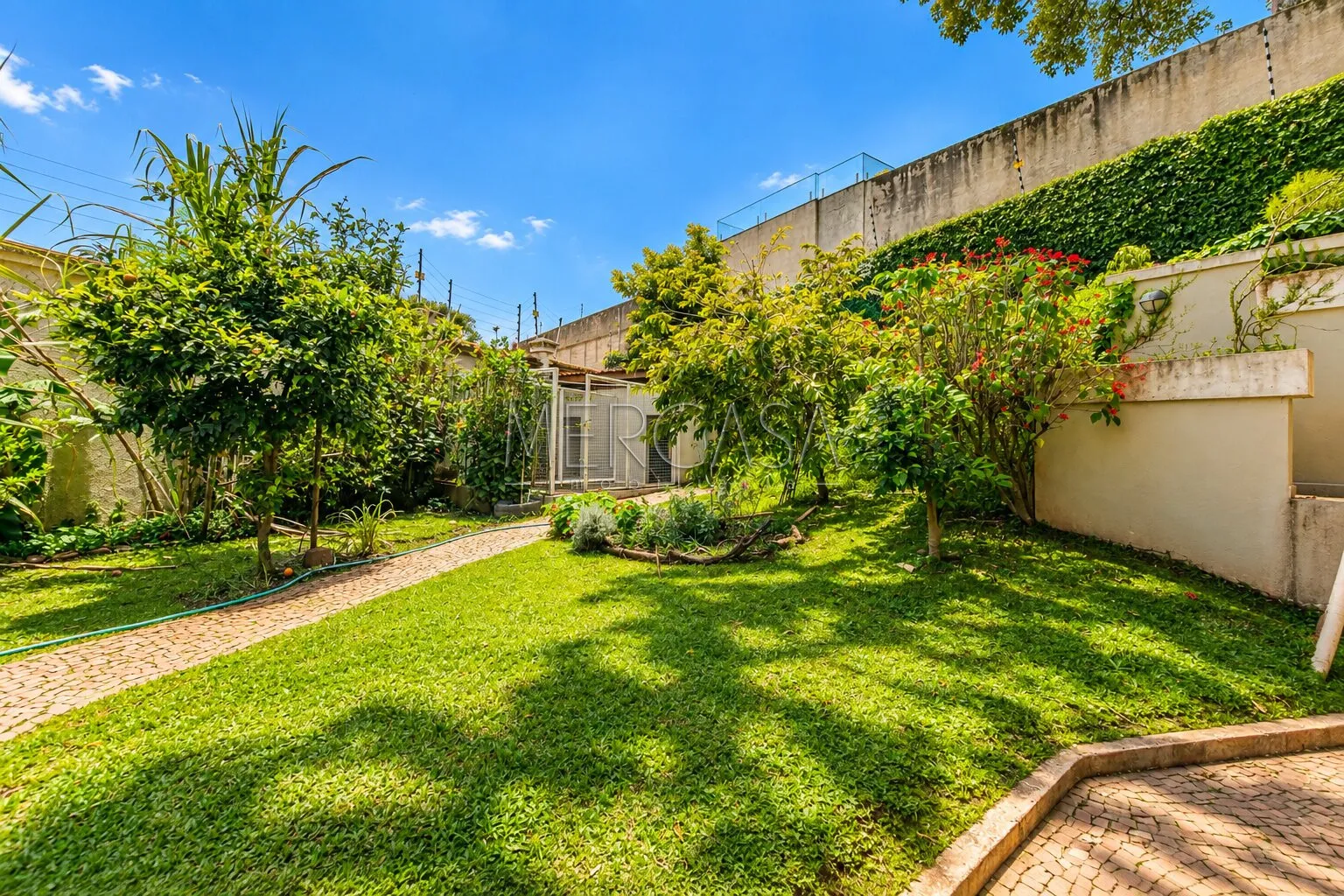 3-bedroom house with a bathtub in Curitiba — photo 22