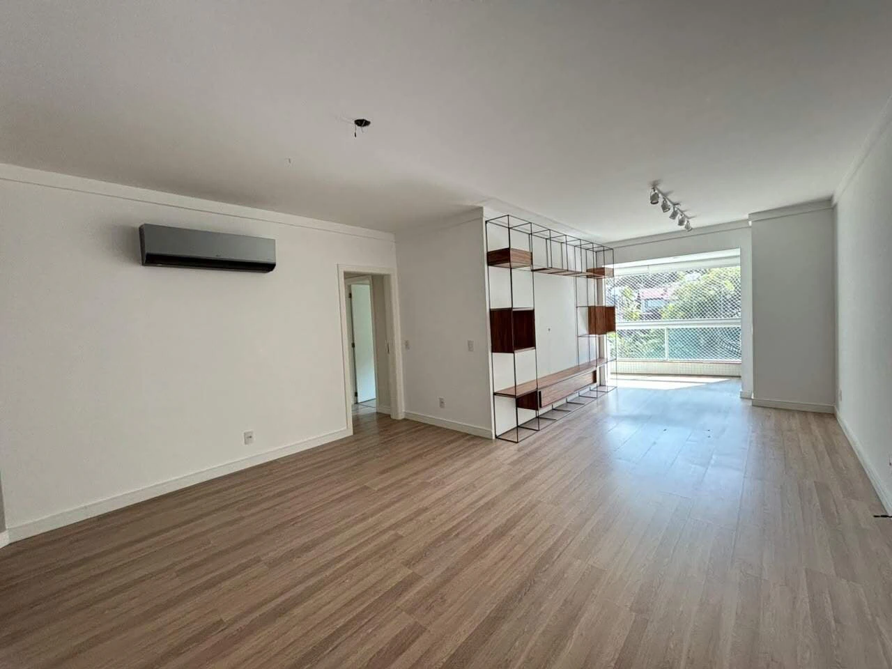 Glass-enclosed balcony in a 4-bedroom apartment, 127 m²