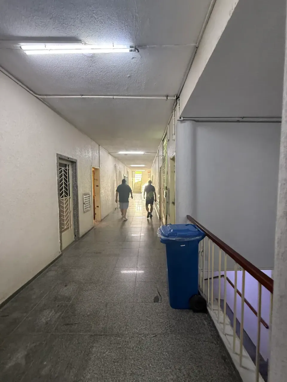 Apartamento com 2 quartos e piso de cerâmica — photo 3