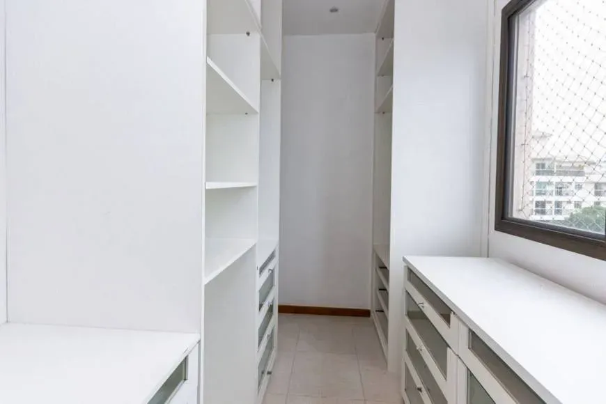 183 m² apartment with a walk-in closet and a bathtub — photo 12