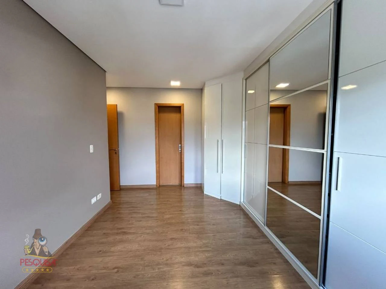 4-bedroom apartment with a bathtub — photo 15