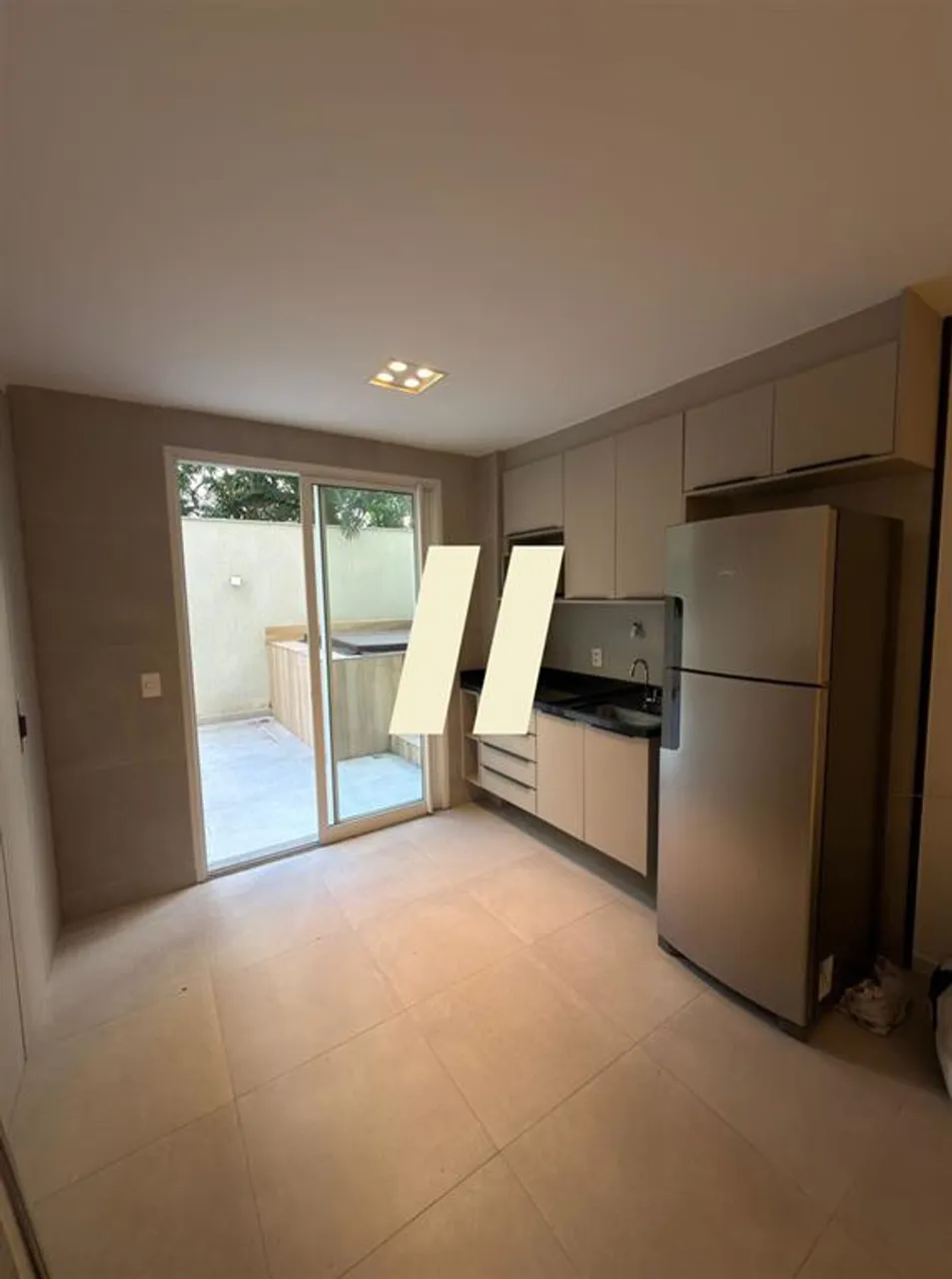 Furnished 1-bedroom apartment with no parking space — photo 2