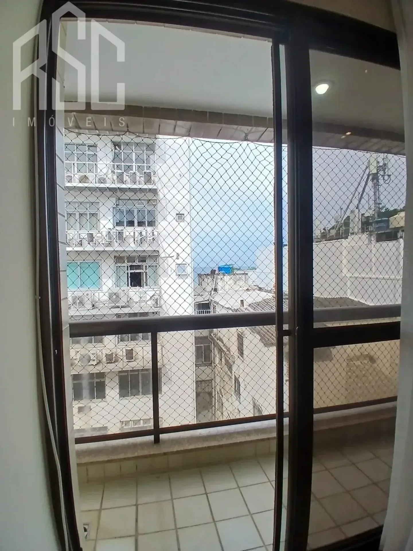 Balcony with a grill in a 2-bedroom apartment, 153 m² — photo 9