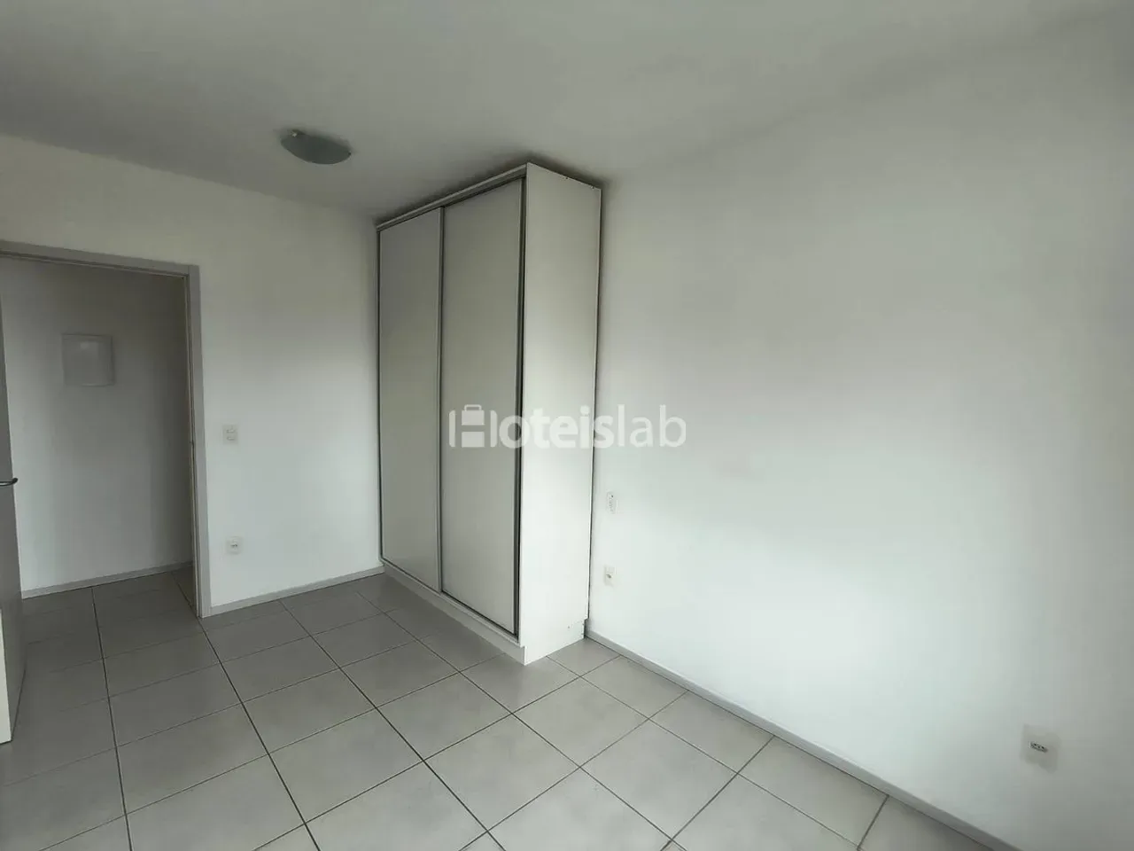 One-bedroom apartment in a building with a gym — photo 16