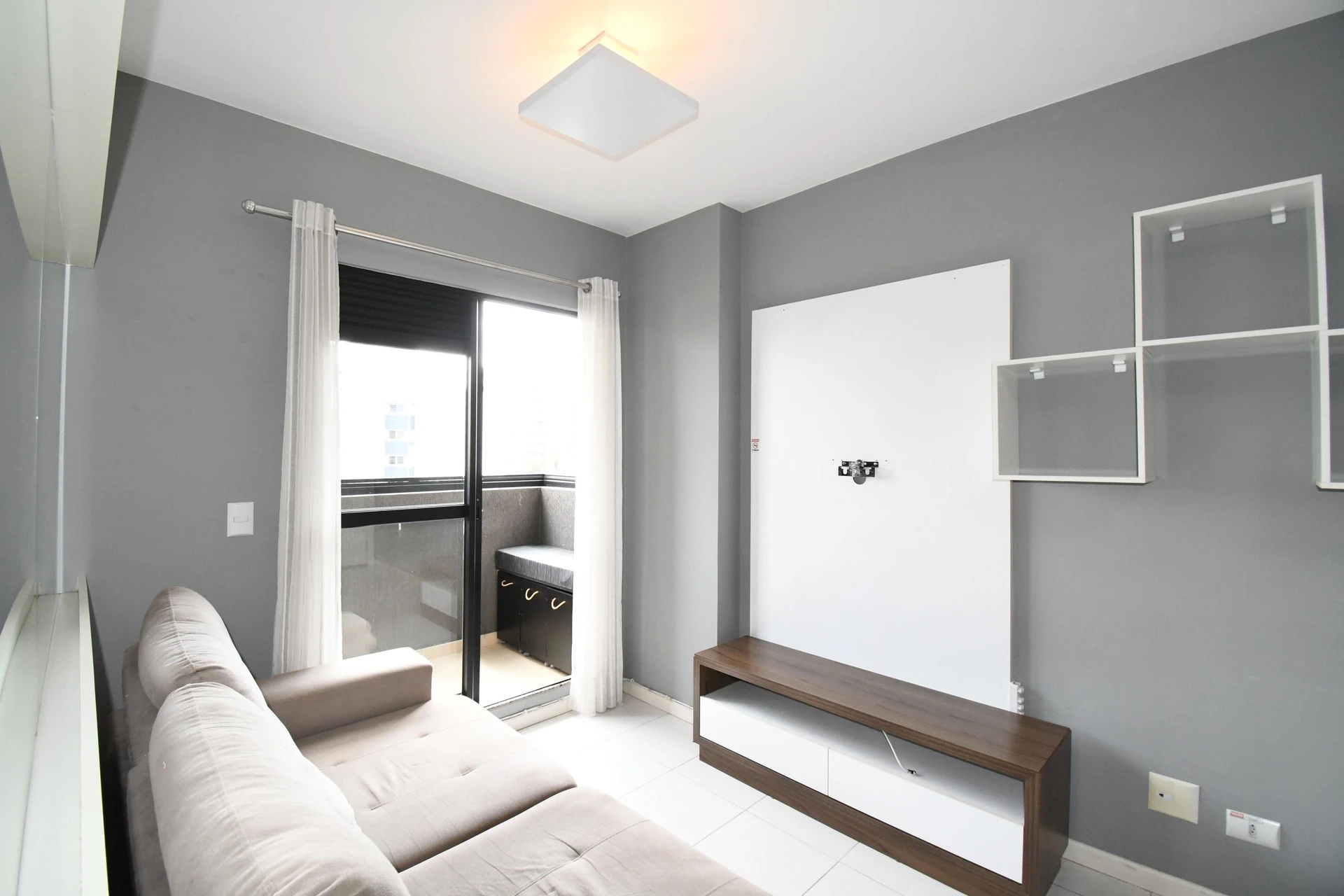 Glass-enclosed balcony in a one-bedroom apartment, 33 m² — photo 8