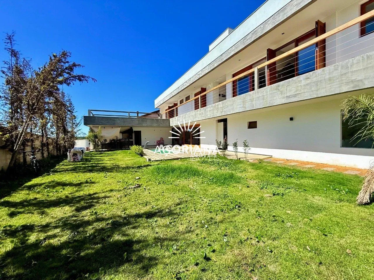 House with open-plan kitchen and 5 bedrooms over 558 m² — photo 43