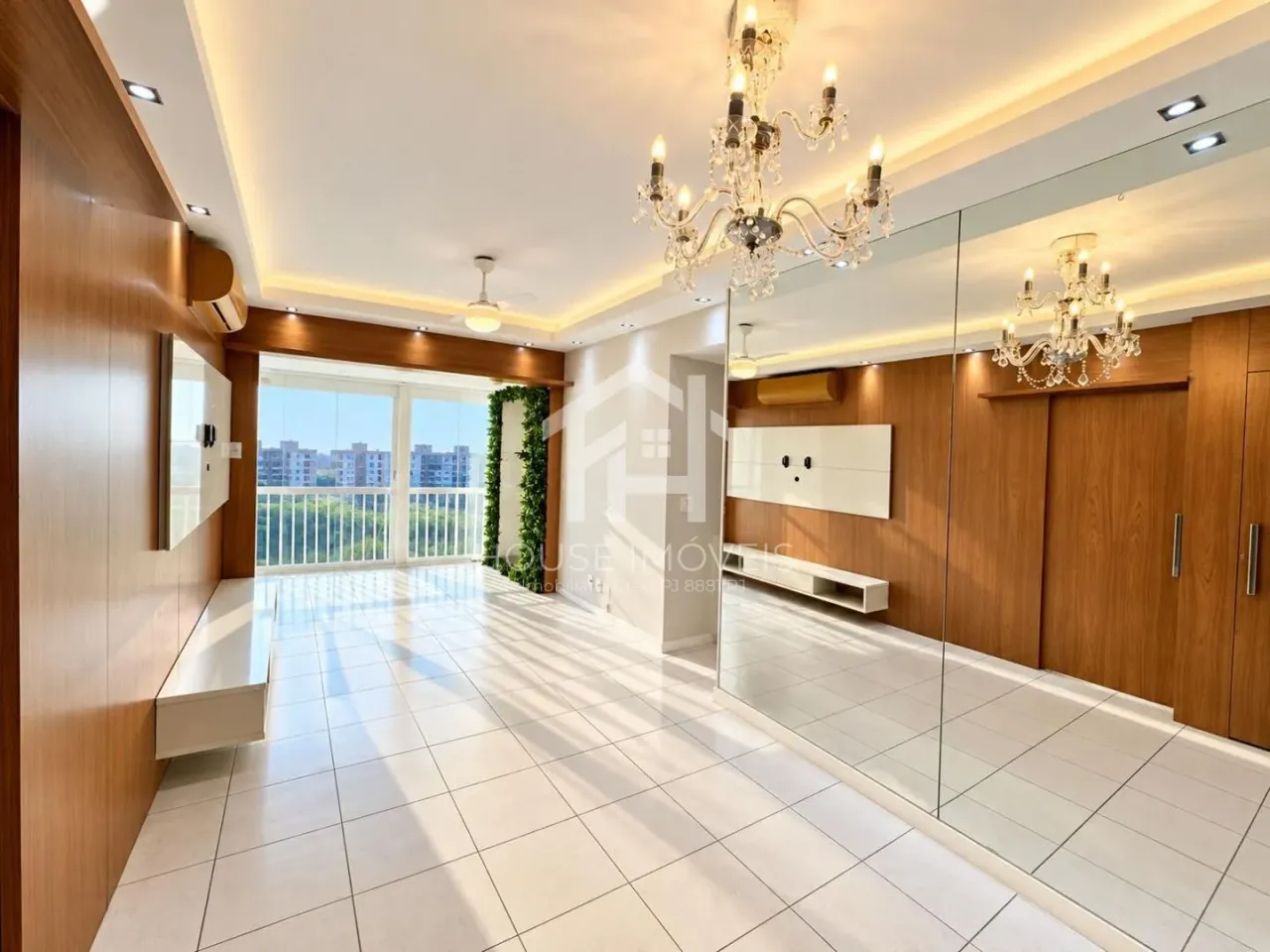 Apartamento com 2 quartos e suíte e varanda fechada — photo 2