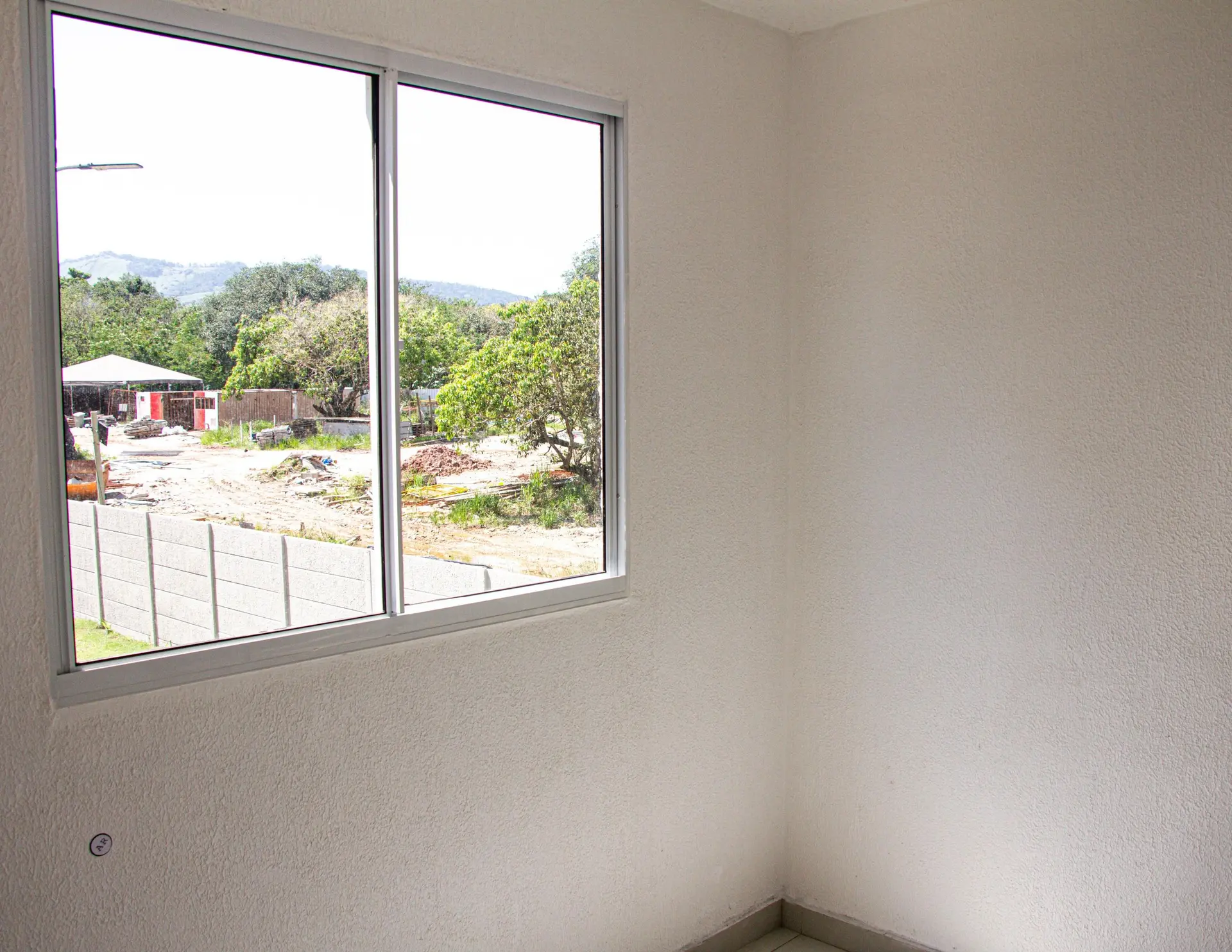 Balcony with a grill in a 2-bedroom apartment, 45 m² — photo 6