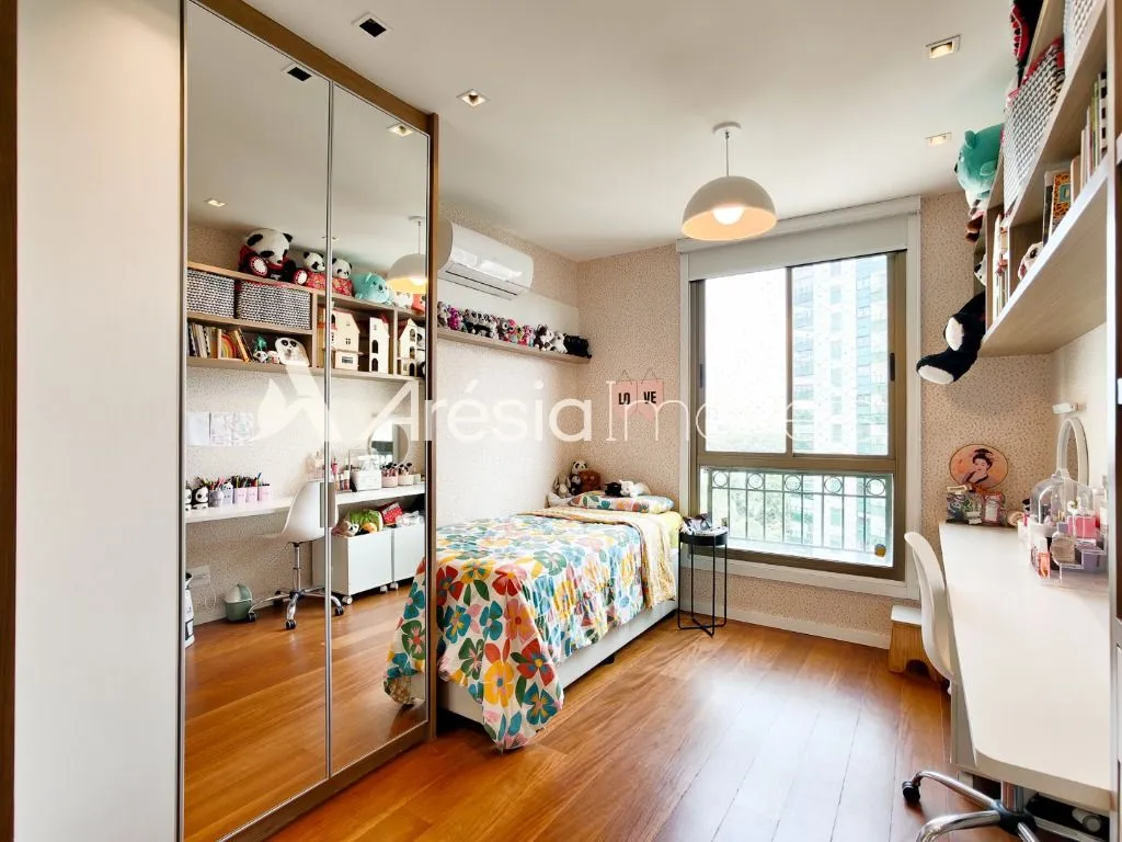 Balcony with a grill in a 4-bedroom apartment, 178 m² — photo 28