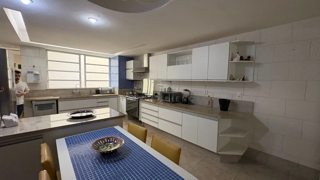 4-bedroom apartment with 4 bathrooms and 350 m² — photo 34