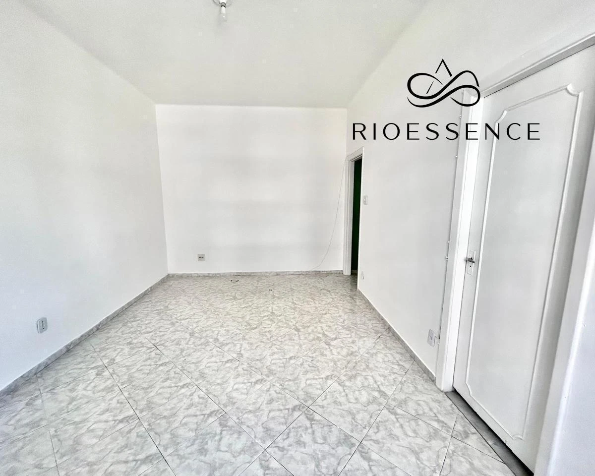 Glass-enclosed balcony in a one-bedroom apartment, 48 m² — photo 10