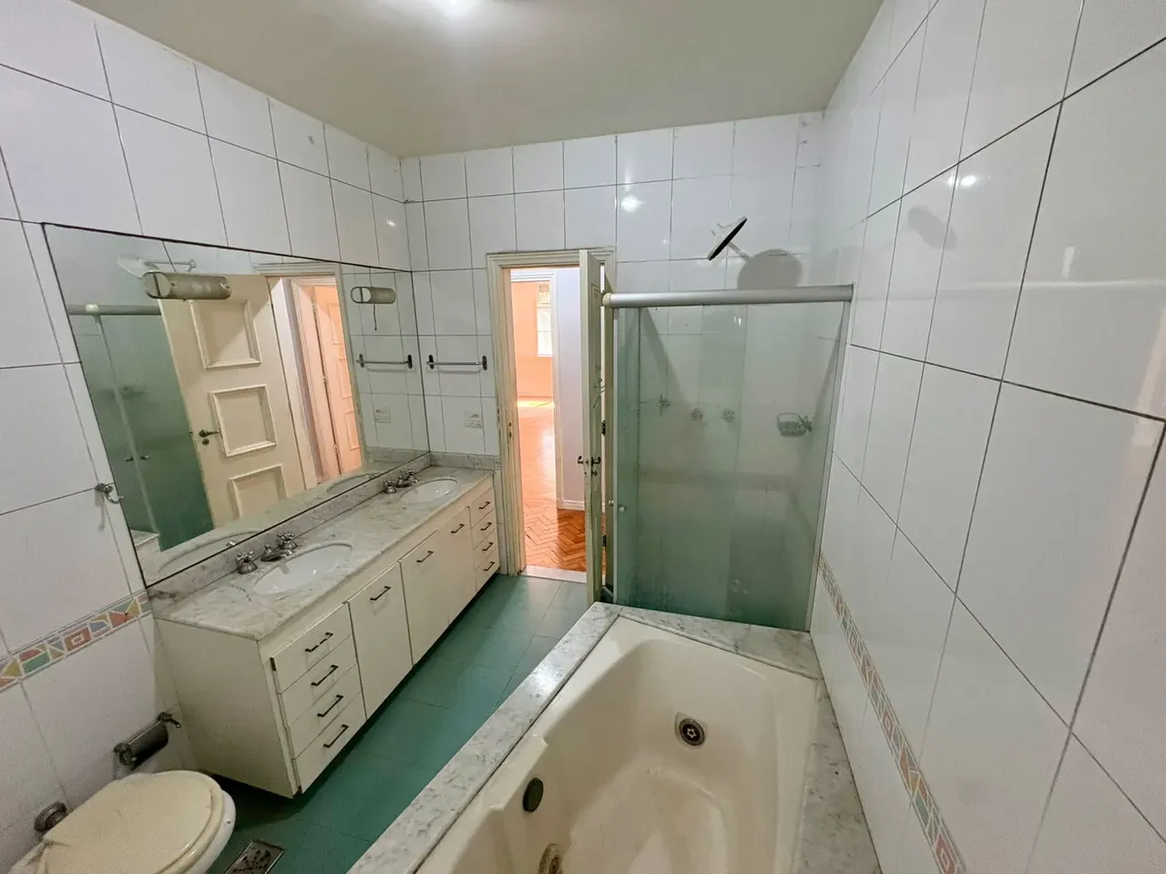Apartamento, 215 m², com banheira — photo 2
