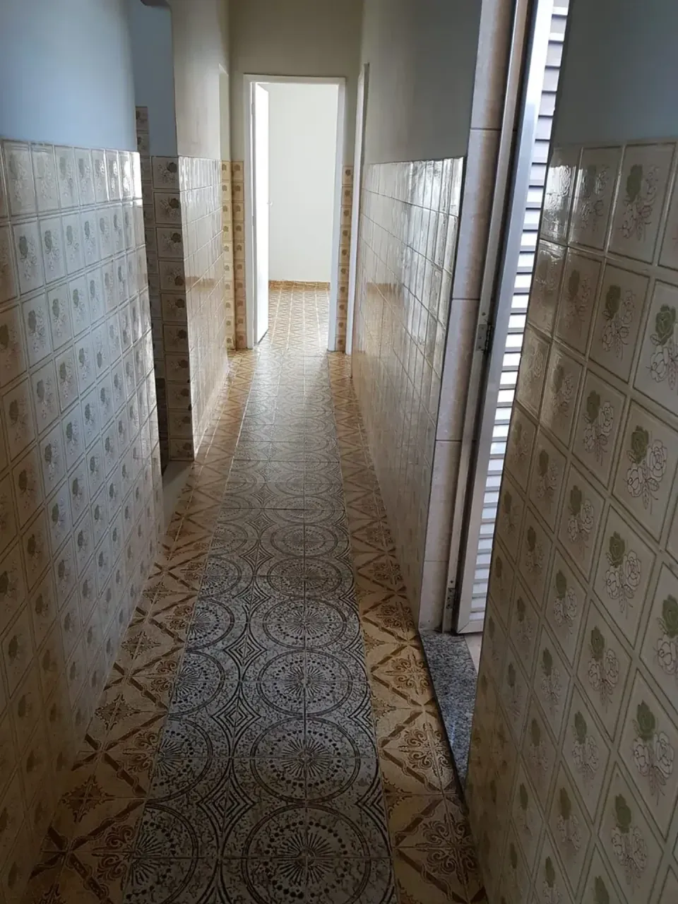 Unfurnished 2-bedroom apartment with ceramic floors — photo 19