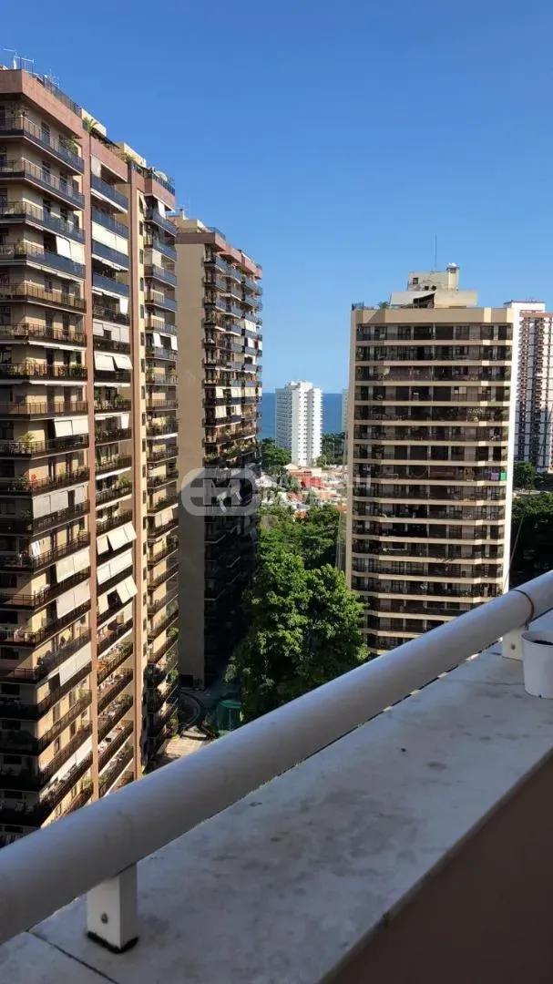 2-bedroom apartment with 2 en-suite bathrooms and balcony — photo 9