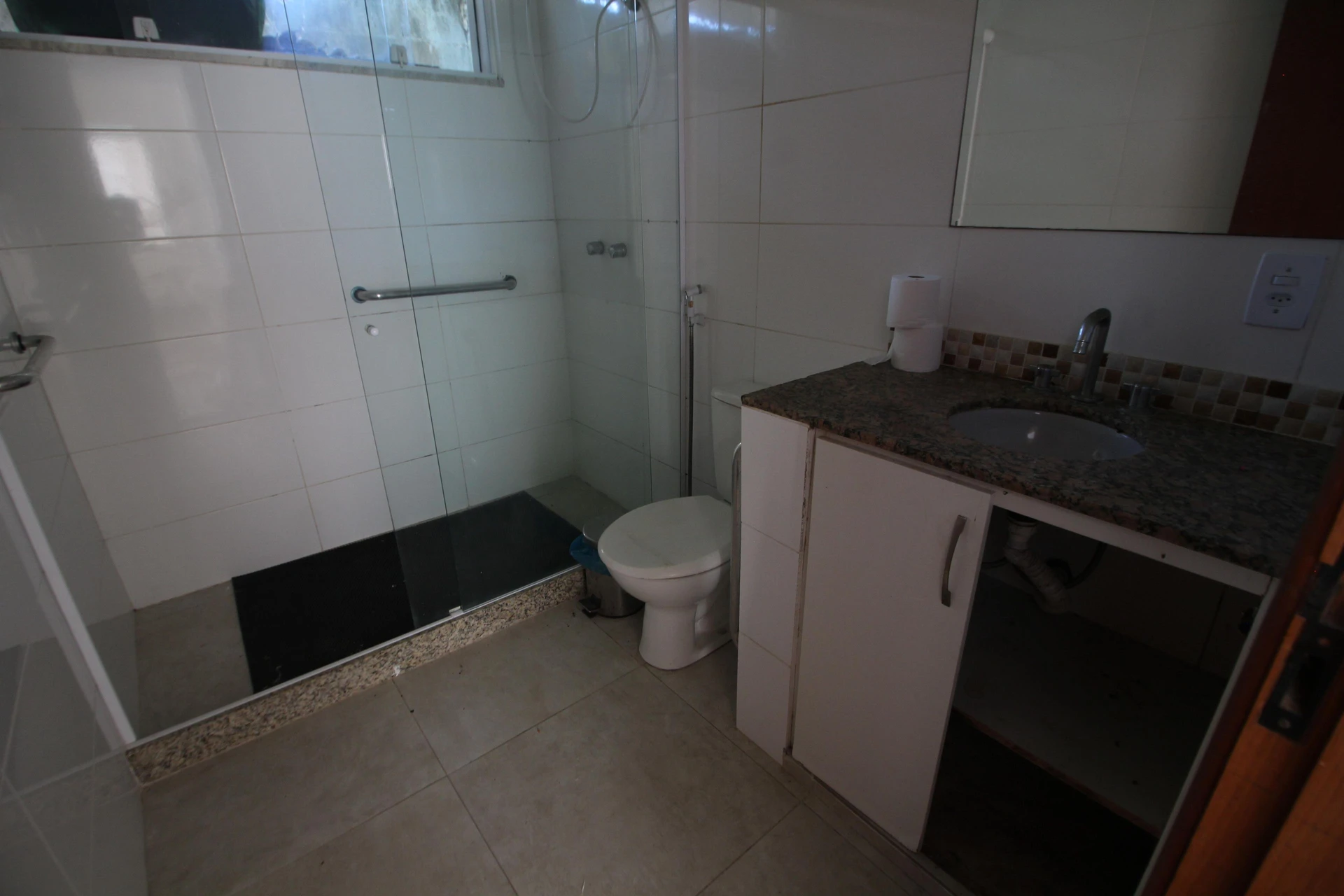 House with 4 bedrooms, 2 bathrooms and private garden — photo 2