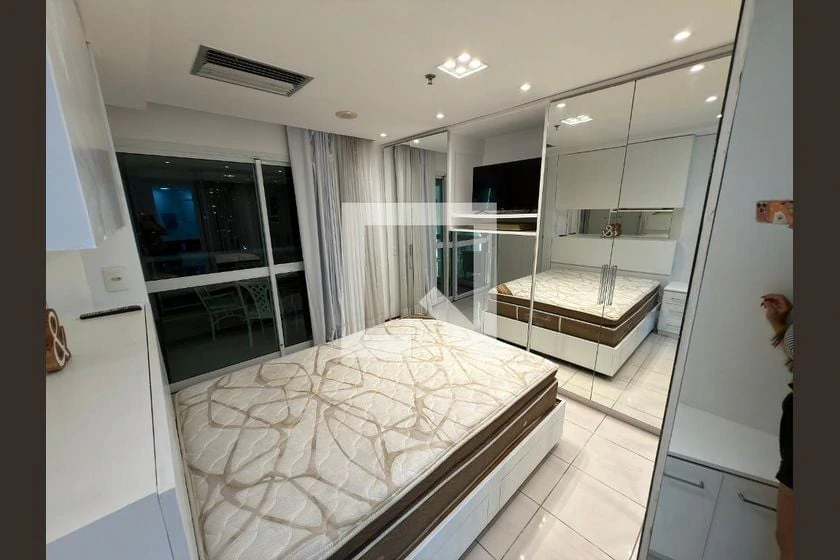 Apartamento mobiliado com cozinha americana e armários — photo 12