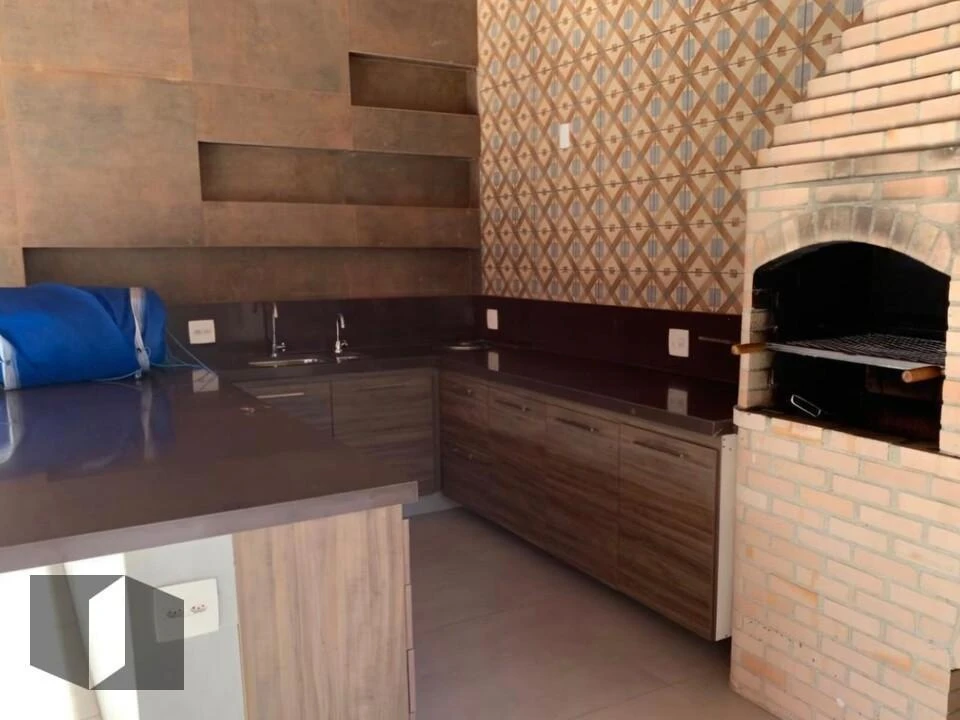 Balcony with a grill in a 4-bedroom house, 330 m² — photo 12