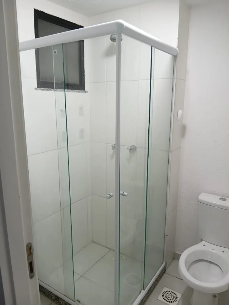 Apartamento com 2 quartos e piso de madeira na sala — photo 4
