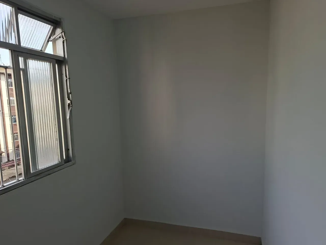 1-bedroom apartment with tiled floors and glass shower — photo 3