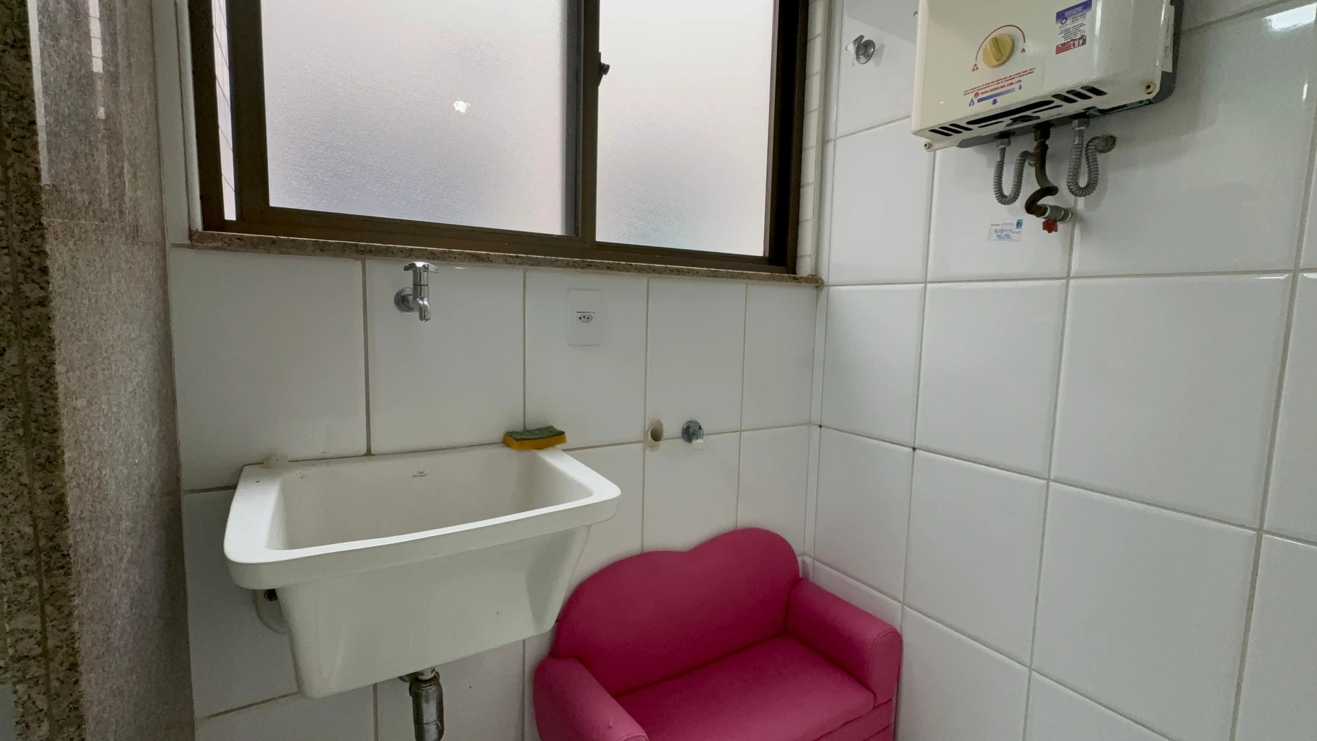 Glass-enclosed balcony in a 3-bedroom apartment, 120 m² — photo 51