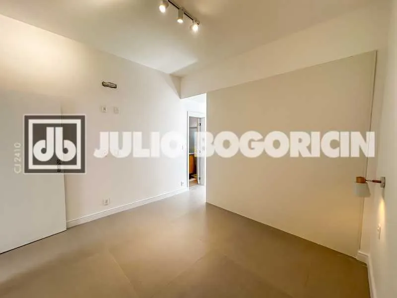 Walk-in closet in a 3-bedroom apartment, 110 m² — photo 13