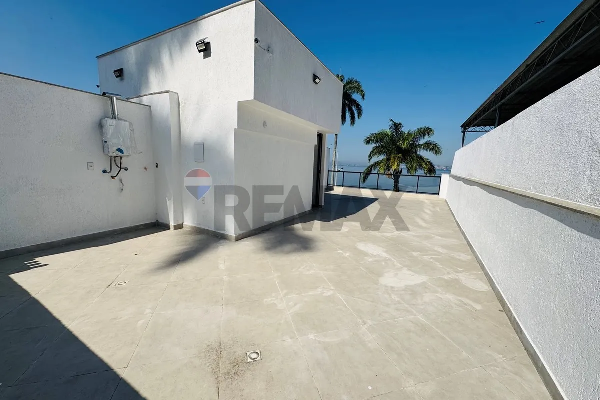 Bathtub in a 4-bedroom house, 319 m² — photo 15