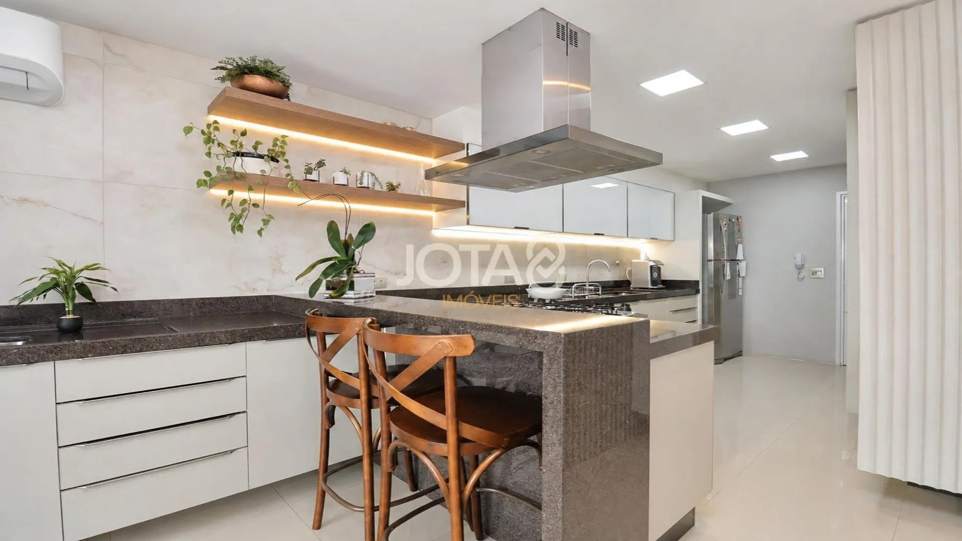 Furnished apartment, 267 m², with floor-to-ceiling windows — photo 10