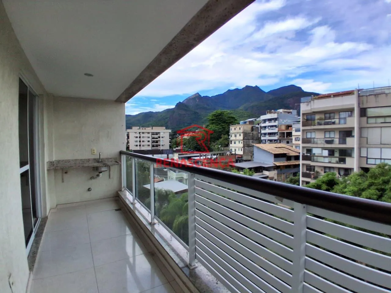 Apartment on the 4th floor with a grill on the balcony