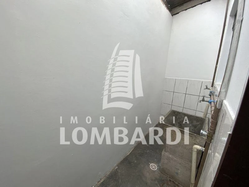 2-bedroom house with wood or laminate floors in Curitiba — photo 4