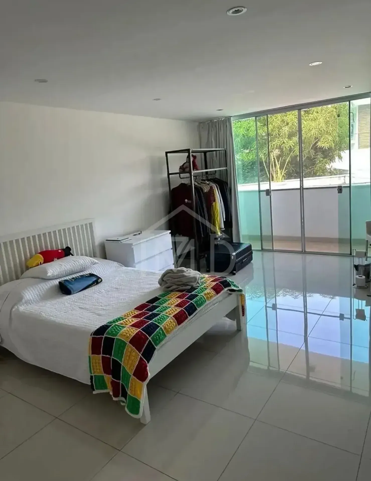 House with 5 bedrooms and floor-to-ceiling windows — photo 24