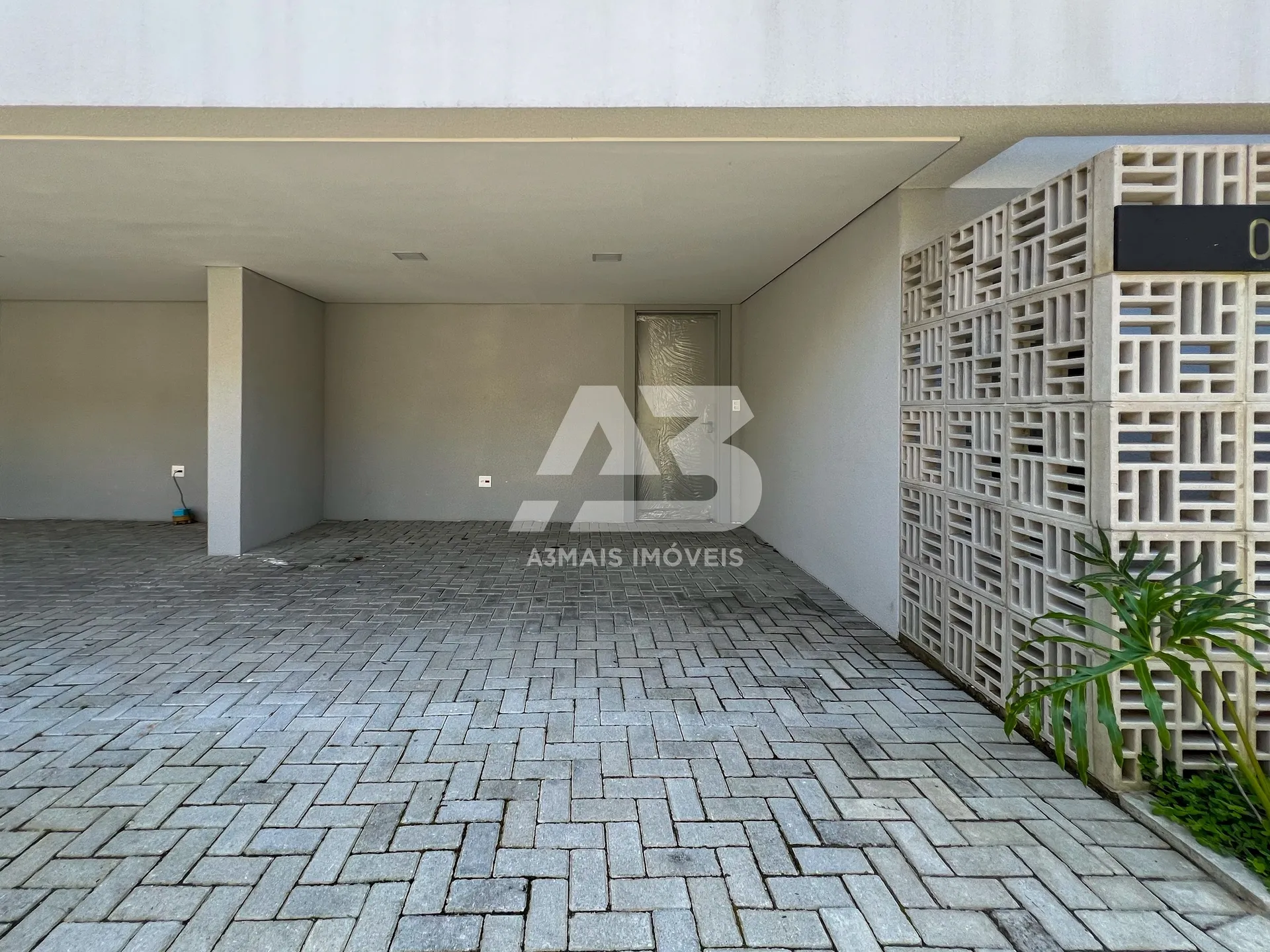 Glass-enclosed balcony in a 3-bedroom house, 137 m² — photo 4