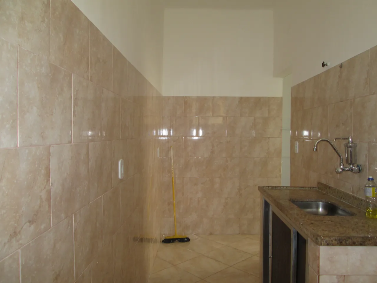 Apartamento sem mobília com 1 quarto e cozinha fechada — photo 2