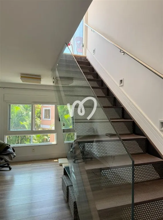 Balcony with a grill in a 5-bedroom house, 280 m² — photo 8