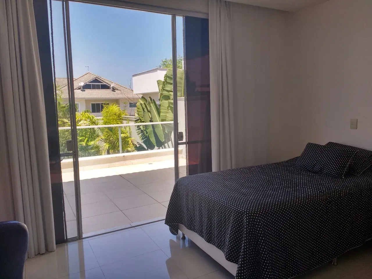 Furnished 5-bedroom house with 3 bathrooms and open-plan kitchen — photo 10