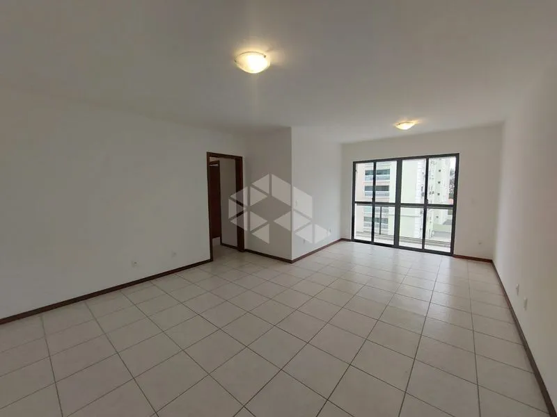 Apartamento de 3 quartos em condomínio com piscina