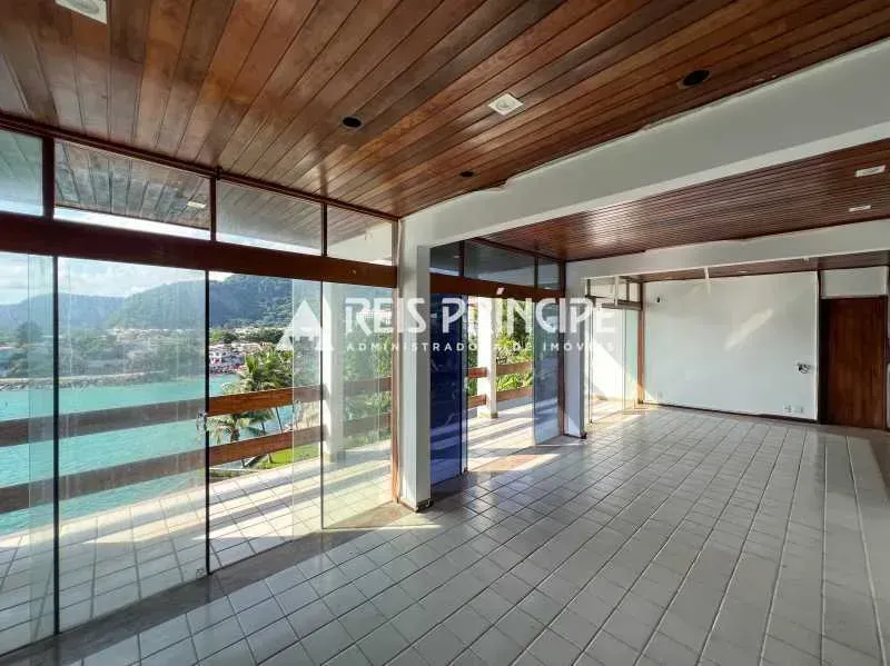 3-bedroom apartment with an enclosed glass balcony — photo 18