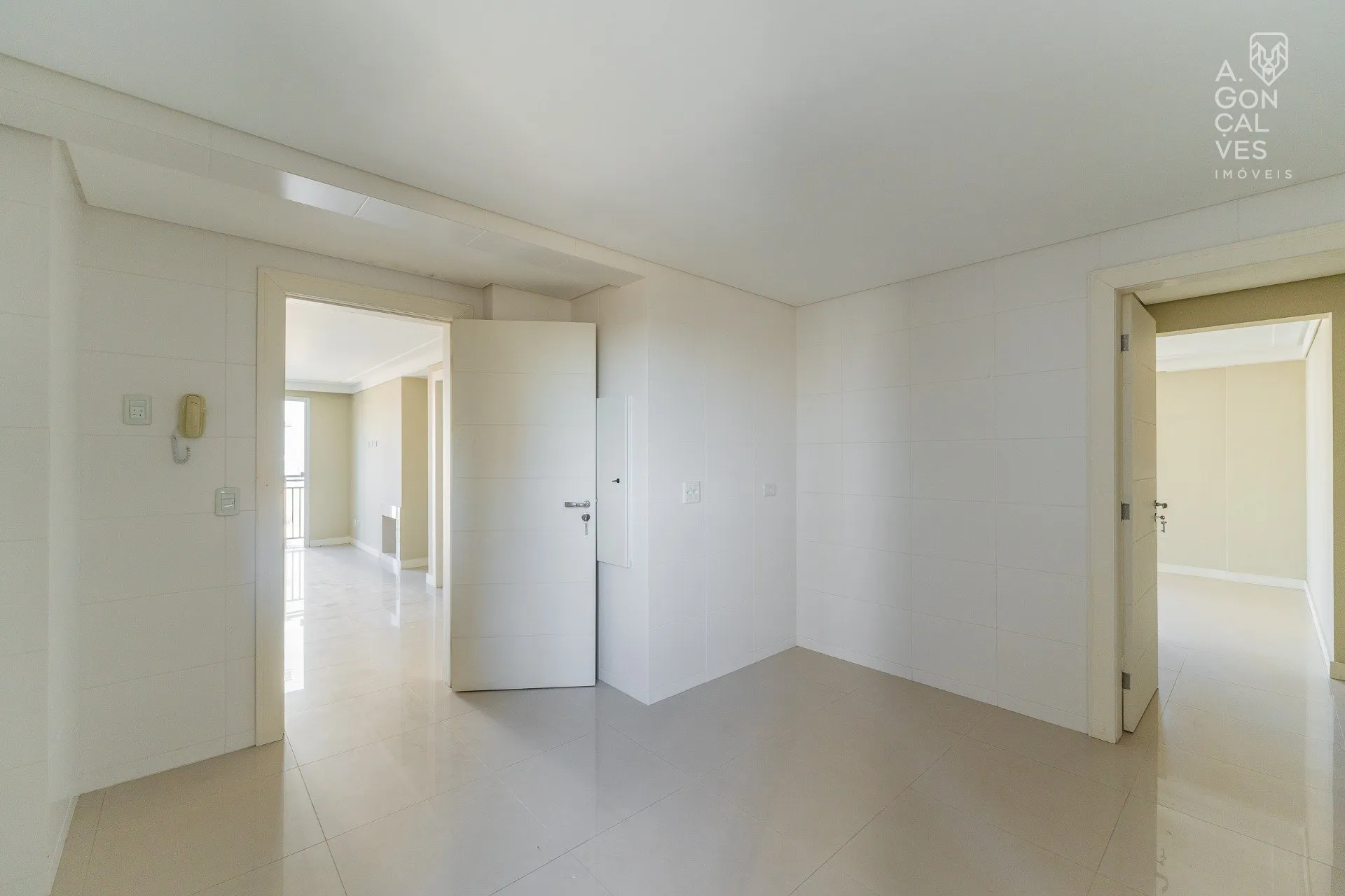 4-bedroom apartment with balcony and 3 parking spaces — photo 13