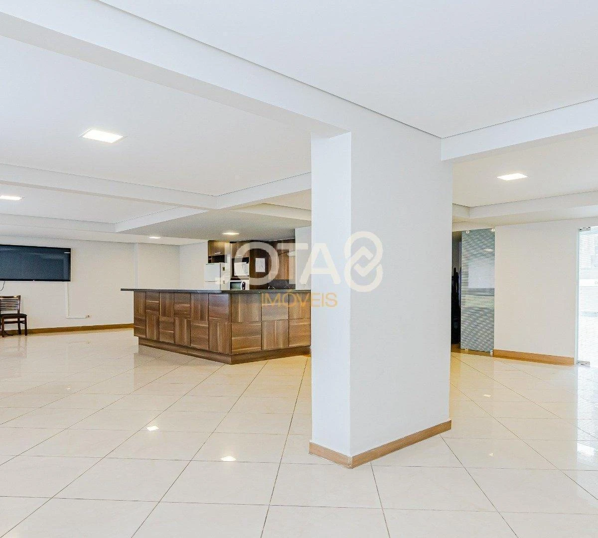 3-bedroom apartment in a building with a gym — photo 9