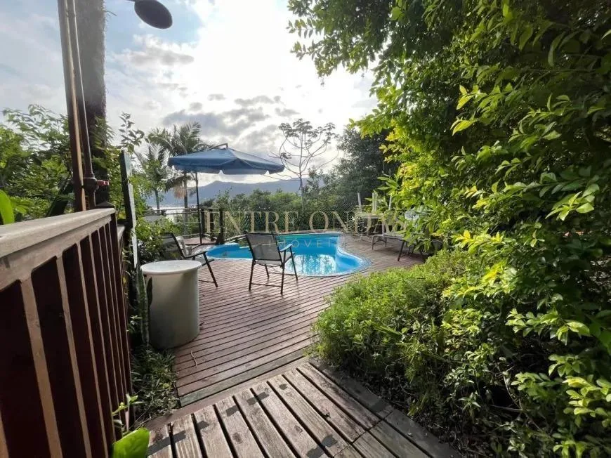 Furnished studio in a building with a pool — photo 4