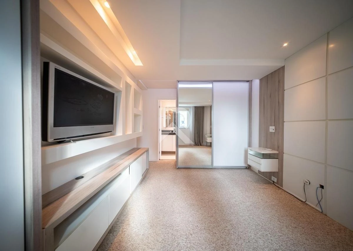 192 m² apartment with floor-to-ceiling windows and a bathtub — photo 35