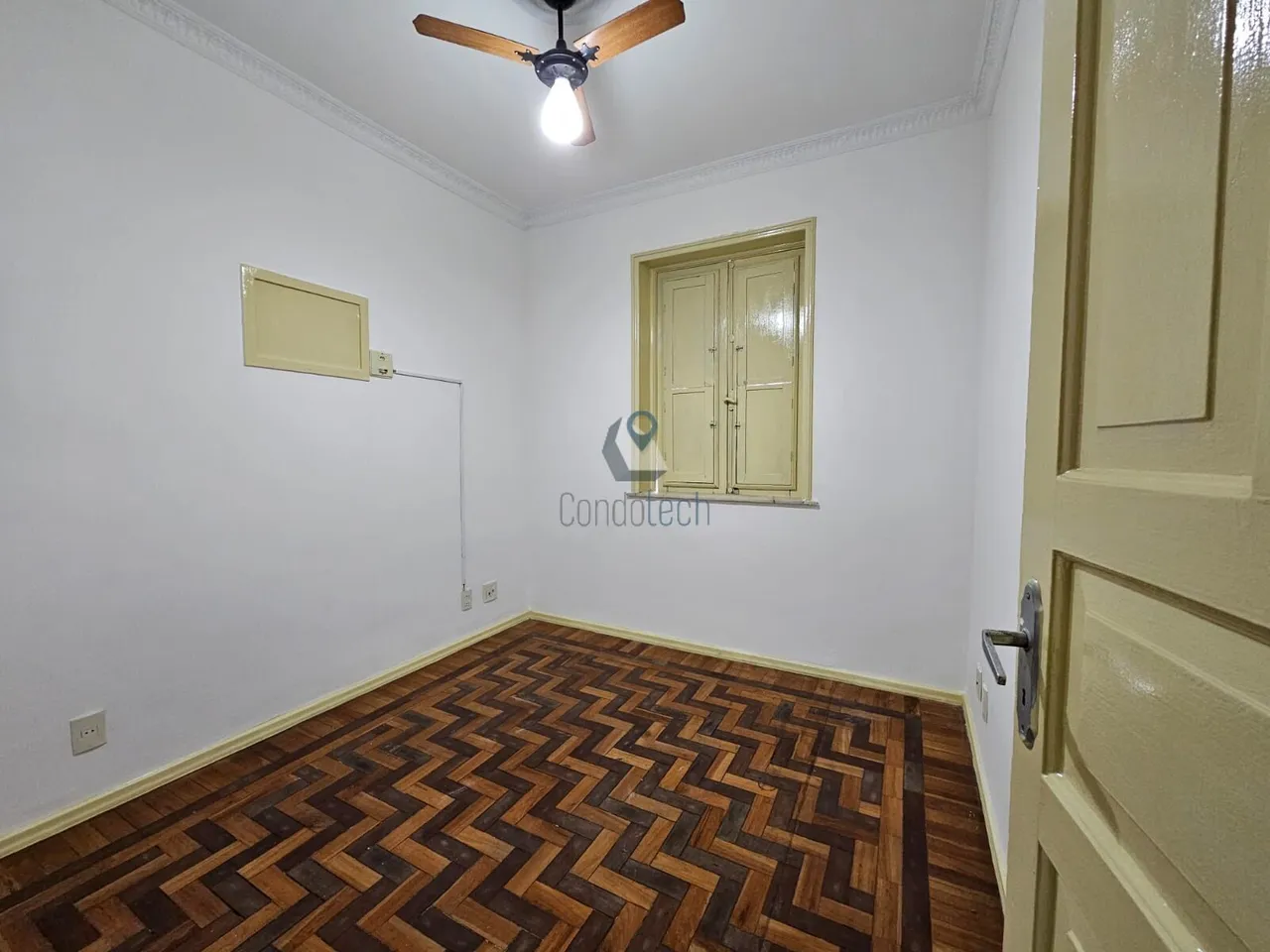 Apartamento de 2 quartos com piso de madeira ou laminado — photo 8