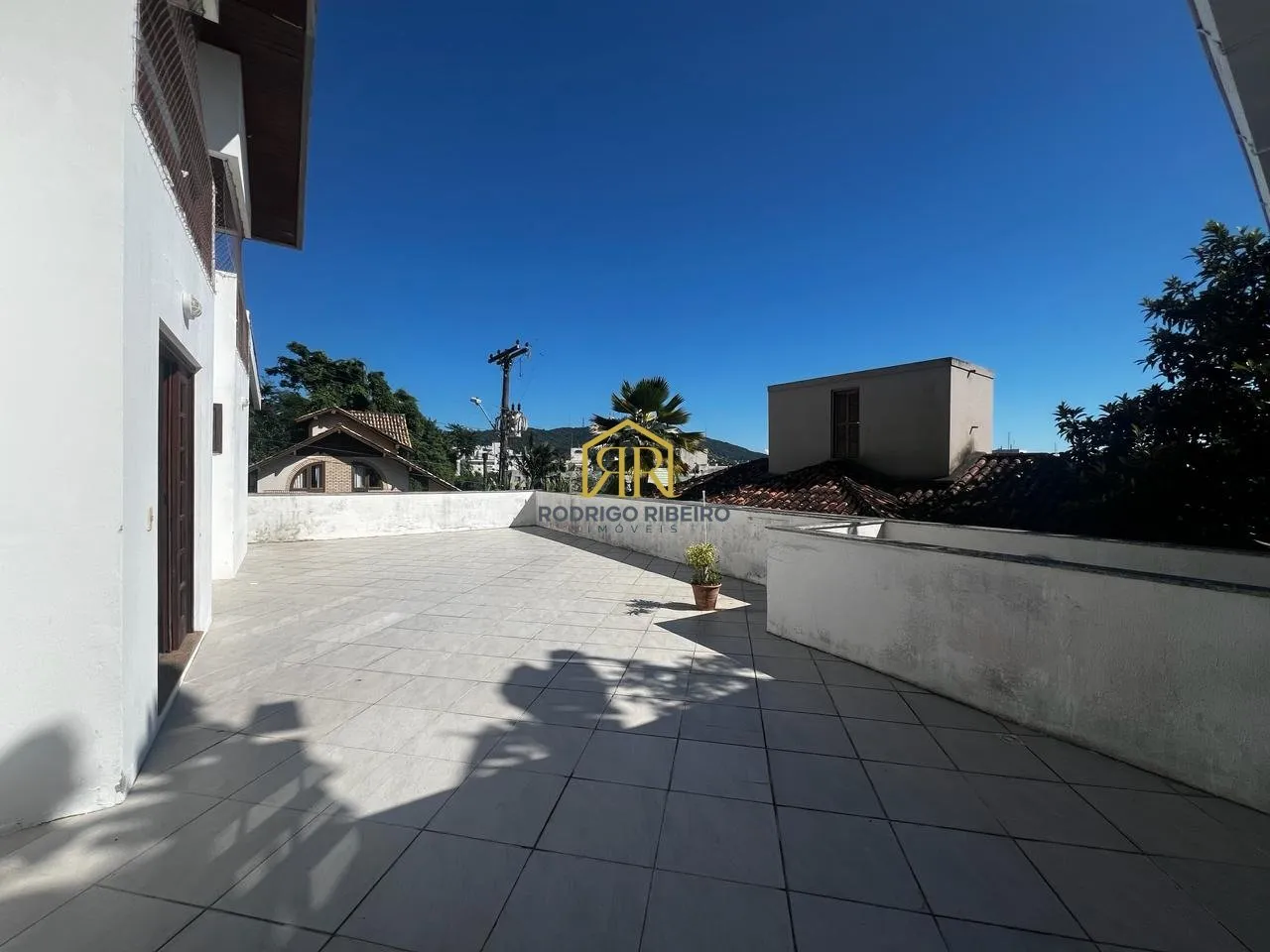 House with 7 bedrooms and 405 m² in a gated community — photo 25