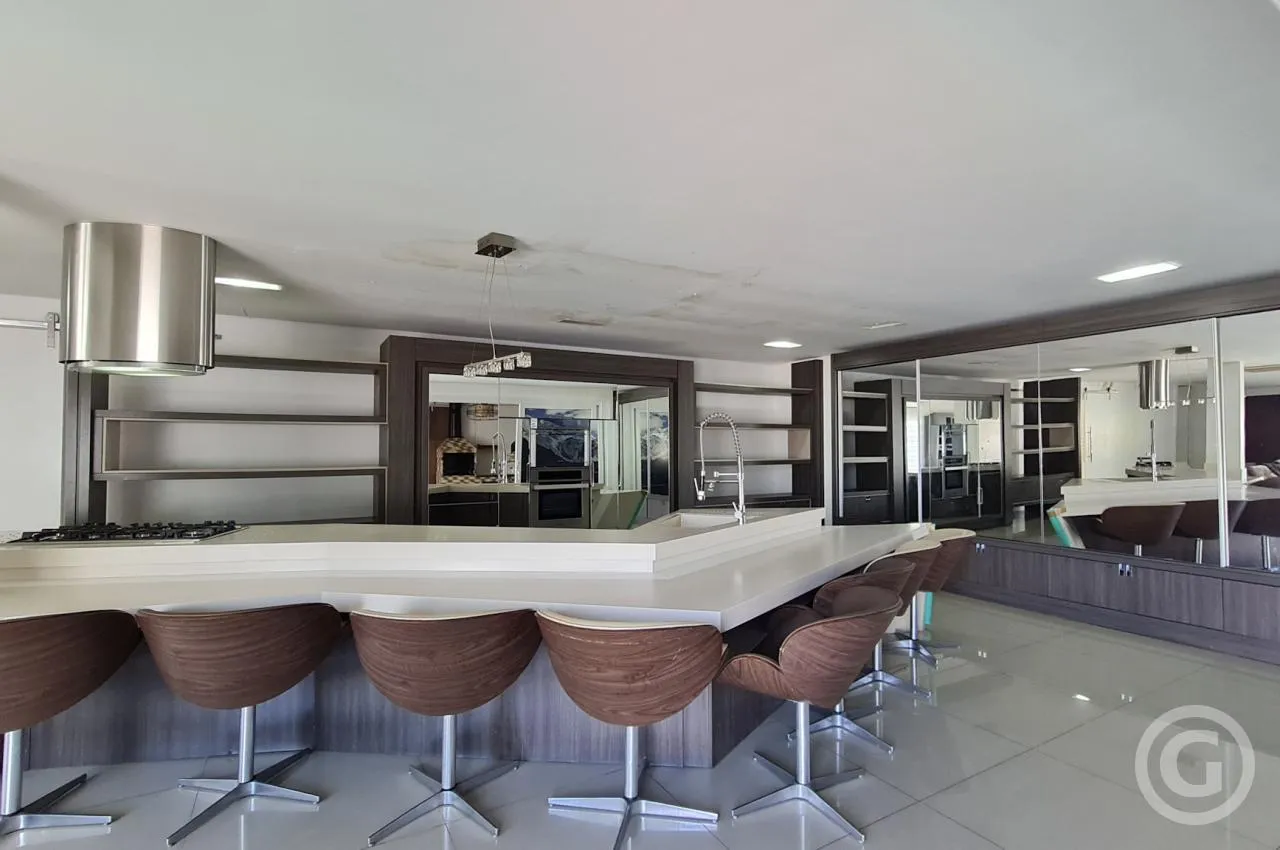 4-bedroom house with a walk-in closet in Florianópolis — photo 5
