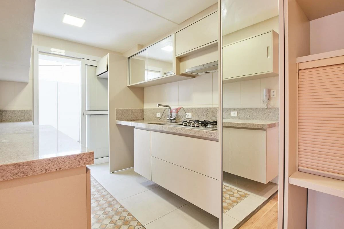 Balcony with a grill in a 2-bedroom apartment, 129 m² — photo 12